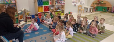 Młodzież czyta przedszkolakom – kolejny rok współpracy z Zespołem Szkół w Dobczycach